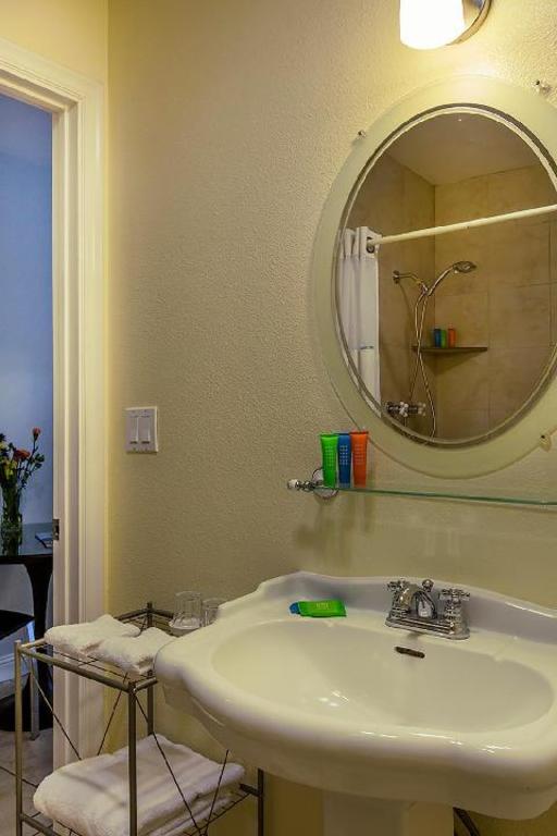 Room, 2 Queen Beds, Lake View