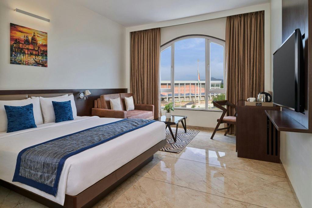 Green, Guest Room, King Bed, City View