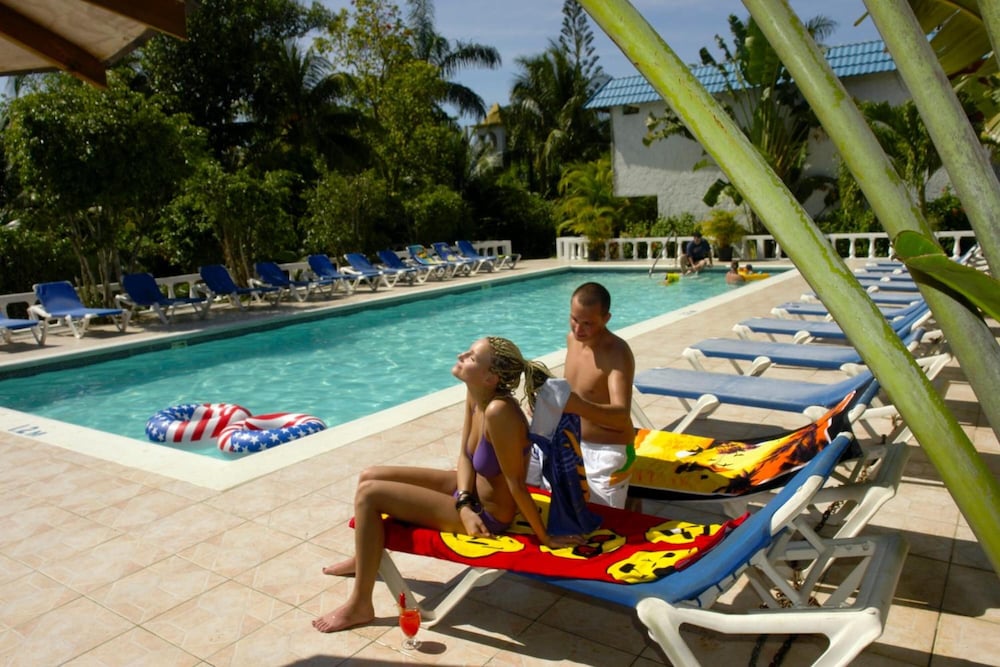 Legends Beach Hotel 24/41