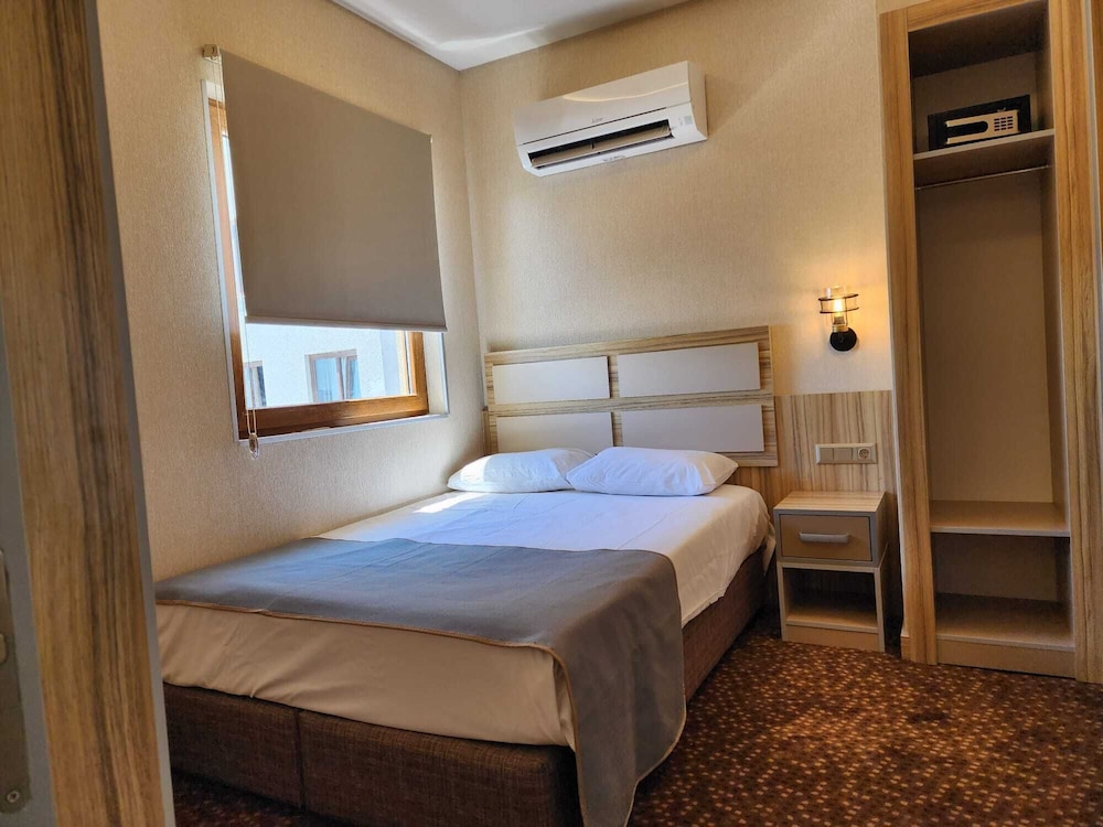 Nanda Hotel 32/63