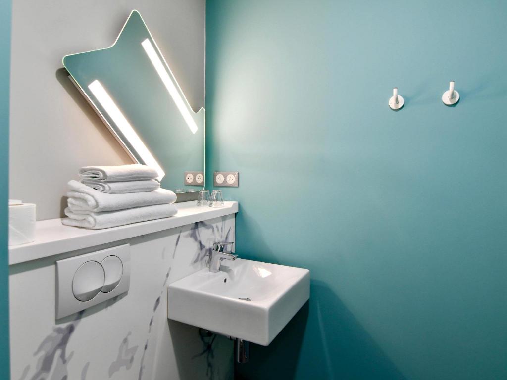 غرفة بسرير مزدوج وسرير فردي، ibis budget Saint Nazaire Centre Gare 2/2