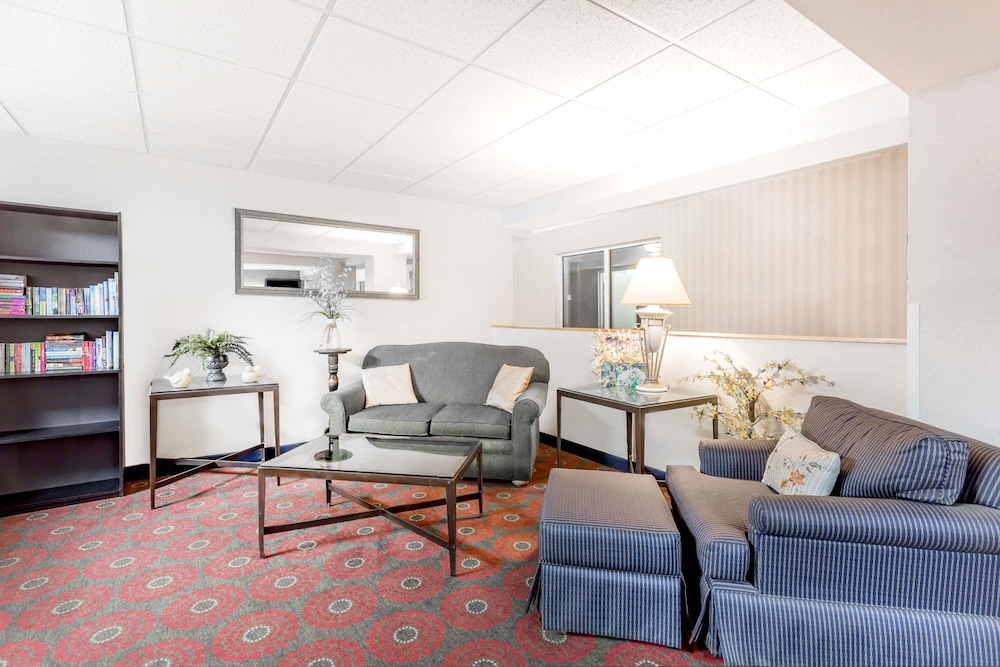 Days Inn by Wyndham Cedar Falls - University Plaza 17/20