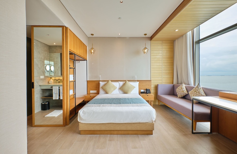 Family, Queen Bed, Bay View, 3 Sofa