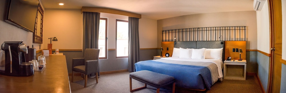 DELUXE, KING BED