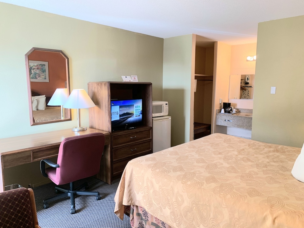 Executive Inn Dodge City, KS (ex Rodeway Inn) 16/34