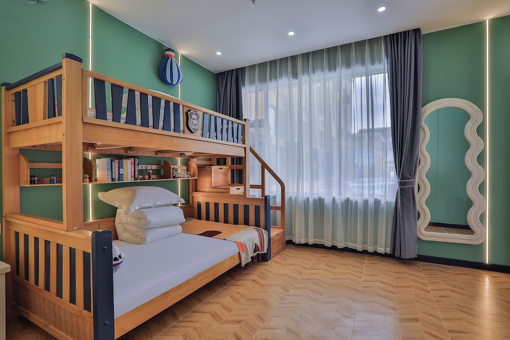 Senior, Quadruple, Bunk Bed, Queen Bed