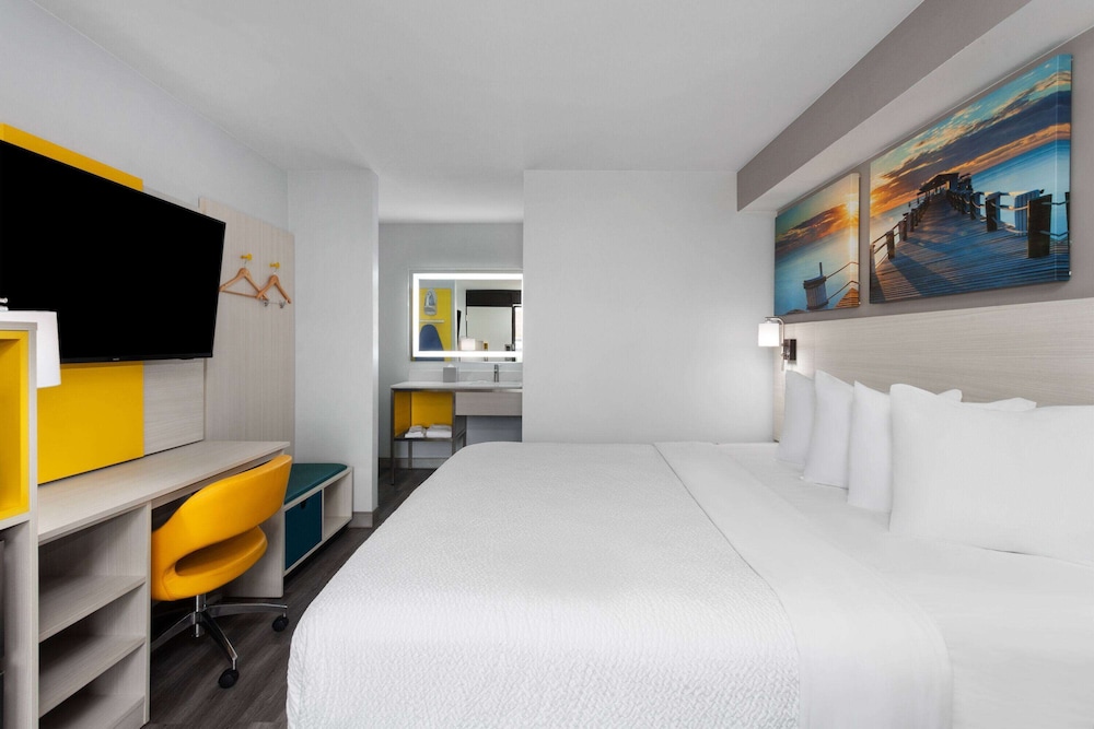 ROOM, KING BED