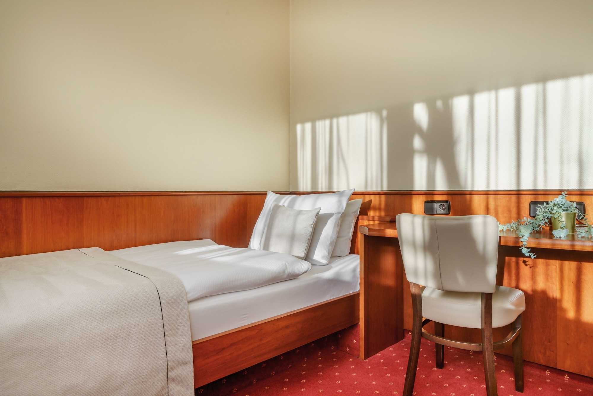 ROOM, SINGLE