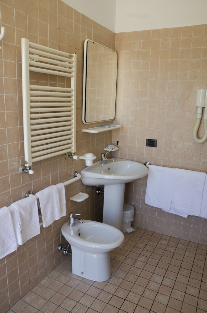 Albergo Bar Cenni 44/48