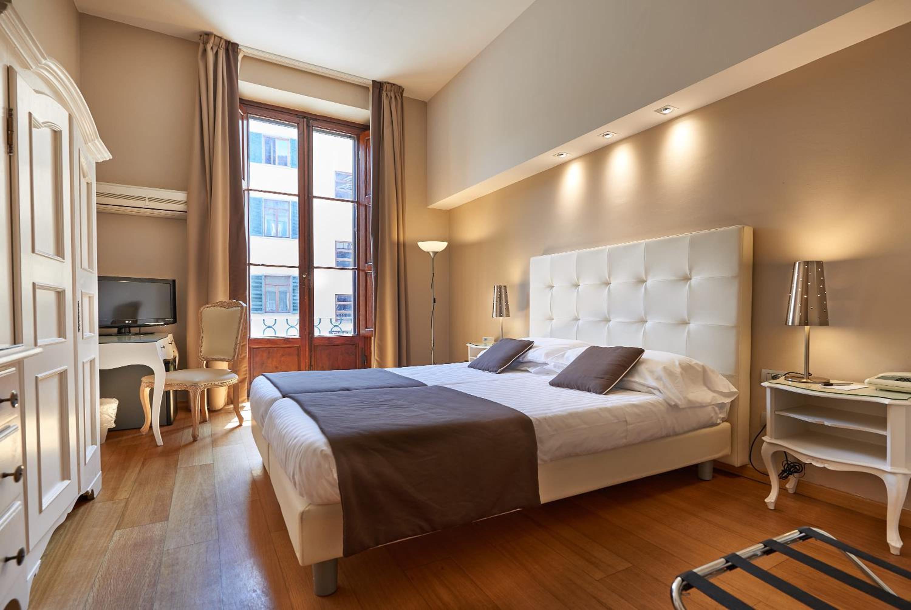 ROOM, DOUBLE OR TWIN BED