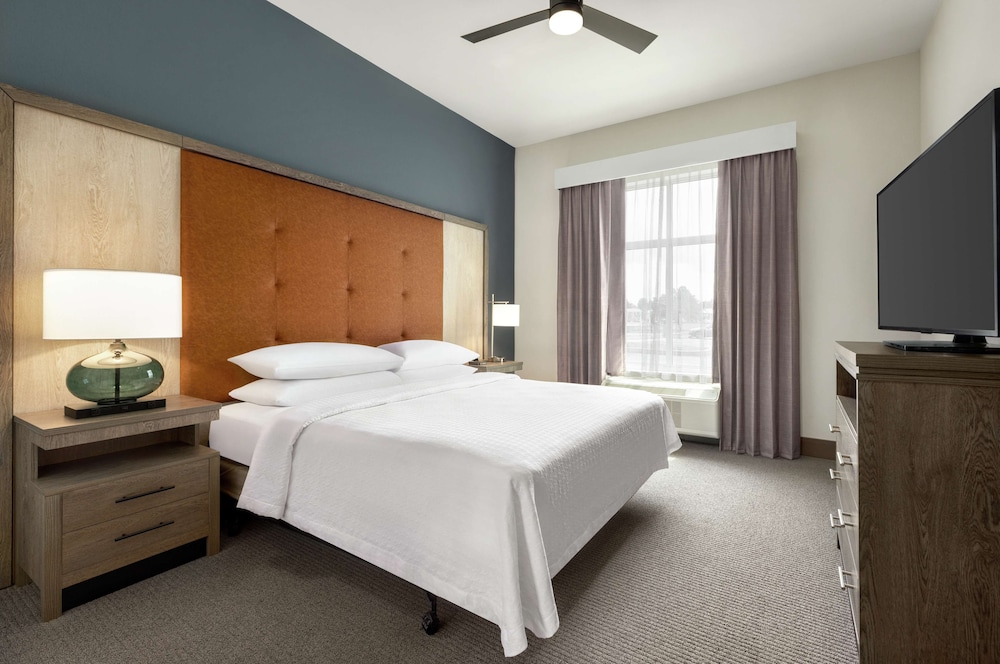 SUITE, KING BED, ACCESSIBLE