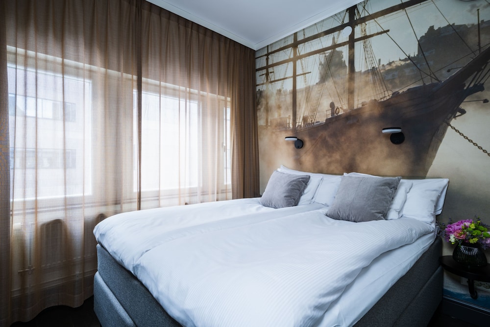 STANDARD, QUEEN BED