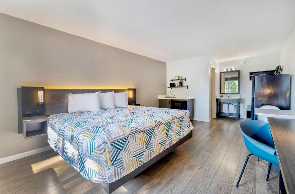 1 Queen Bed - Mobil Access Tub Nsmk Kitchen