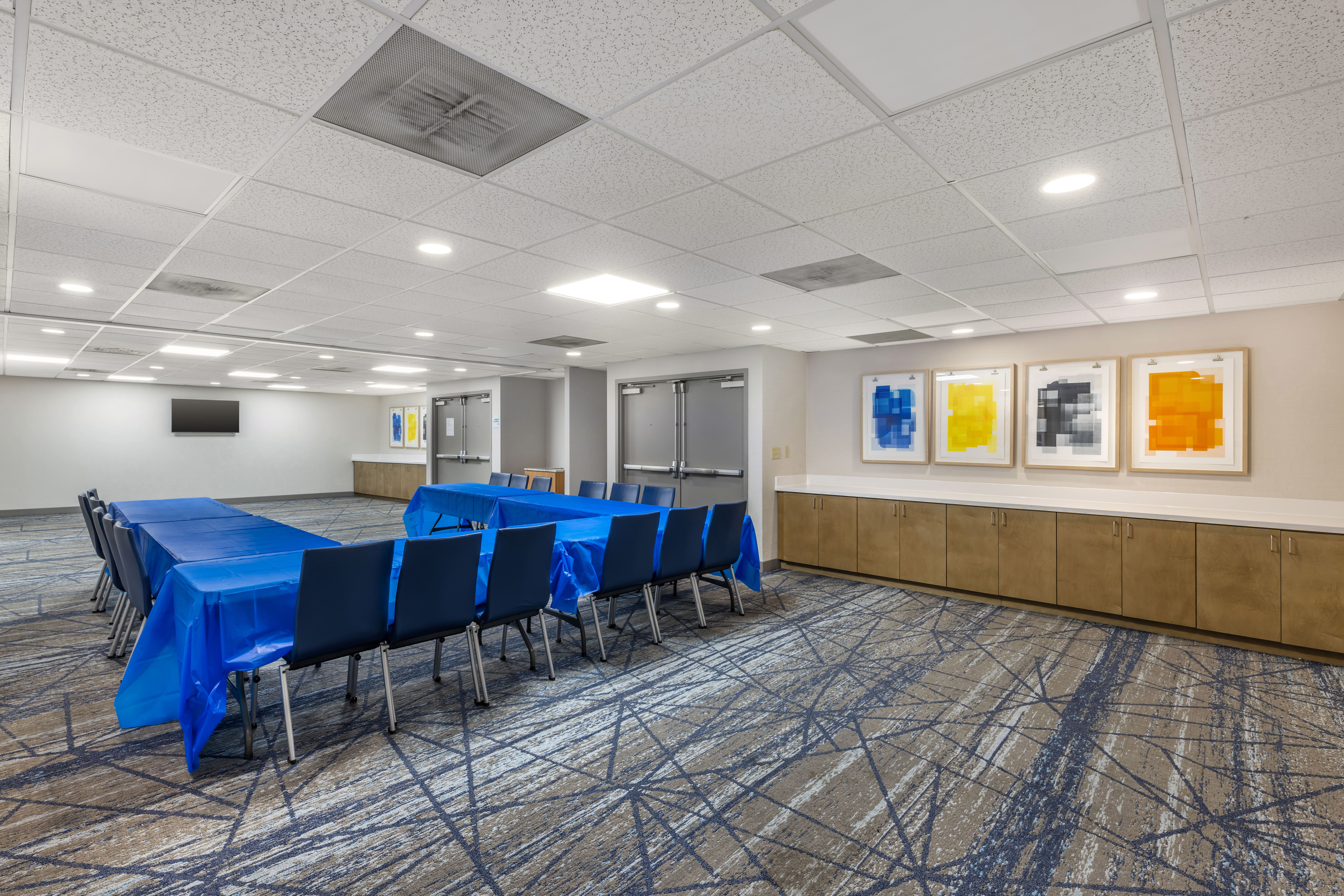 Holiday Inn Express Crestwood 62/69