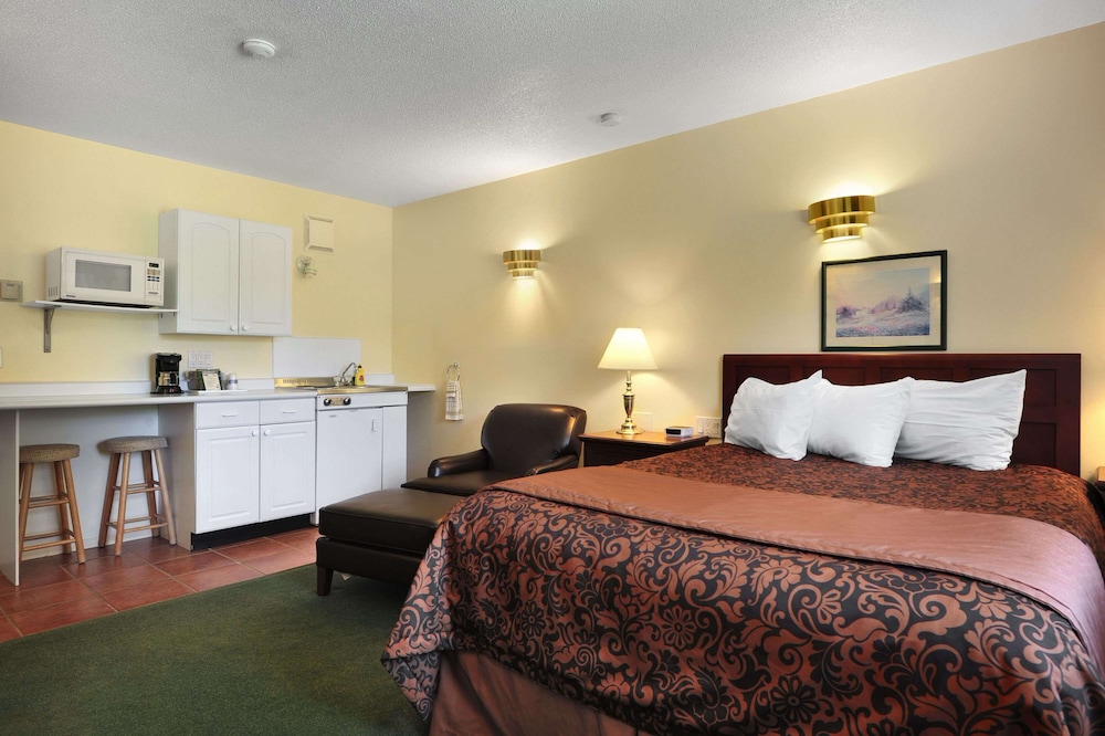 Travelodge By Wyndham Simcoe 7/50