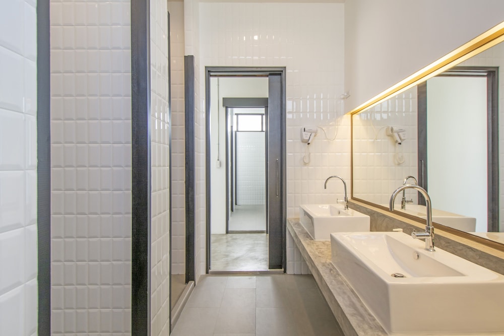 PRIVATE, 4 BEDS