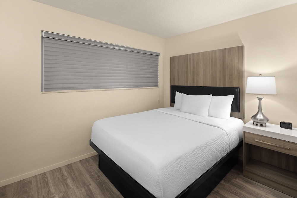 1 BEDROOM, SUITE, QUEEN BED