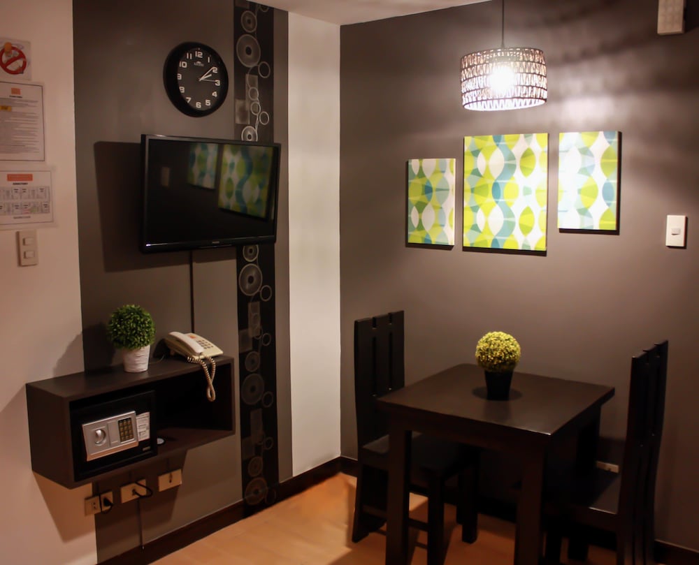 Frederick's Apartelle 33/52