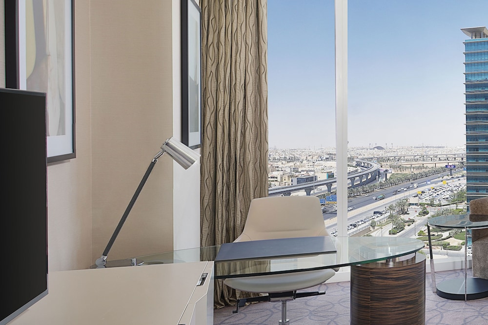 فندق هيلتون الرياض والشقق الفندقيه(Hilton Riyadh Hotel & Residences) 23/82
