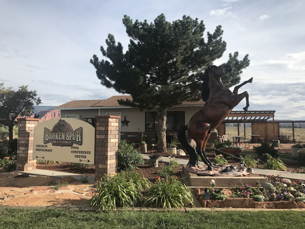 Broken Spur Inn And Steakhouse 4/72