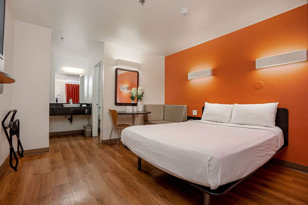 Motel6 Temecula, CA - Historic Old Town 17/62