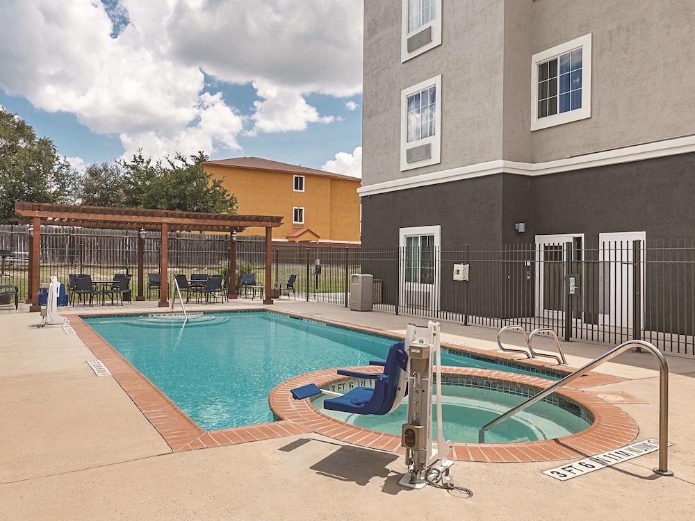 La Quinta Inn & Suites by Wyndham San Antonio Northwest 33/62