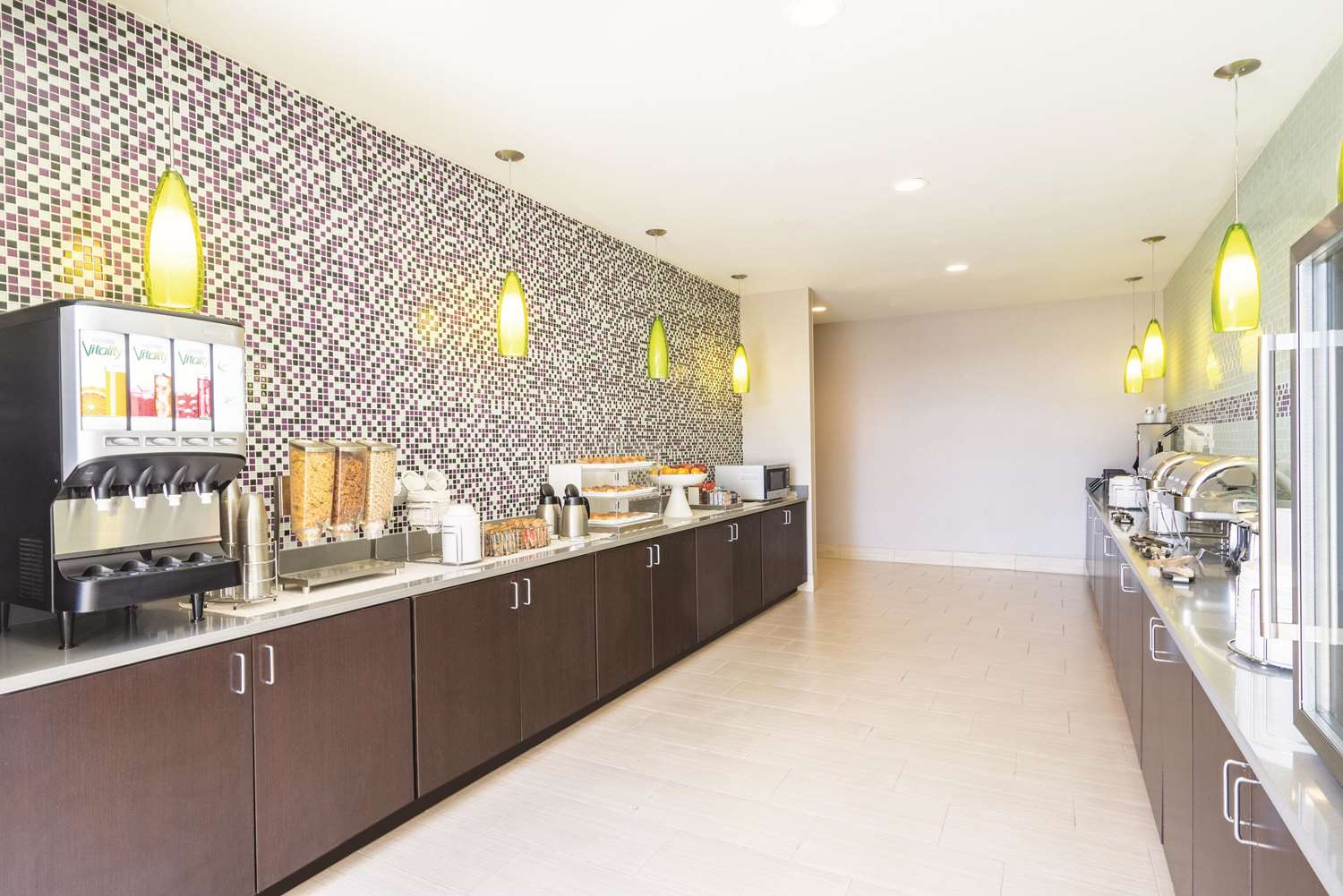 La Quinta Inn & Suites by Wyndham Memphis Downtown 6/36