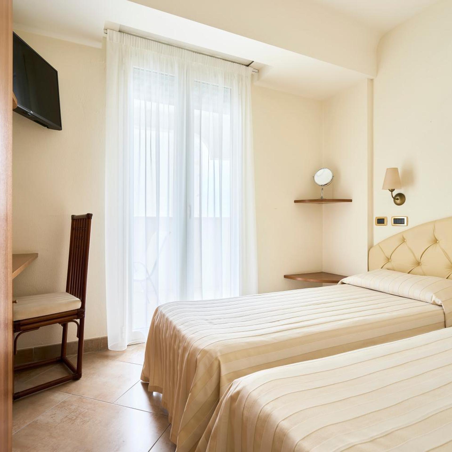 Junior Suite, Lateral Side Sea View, Pool View