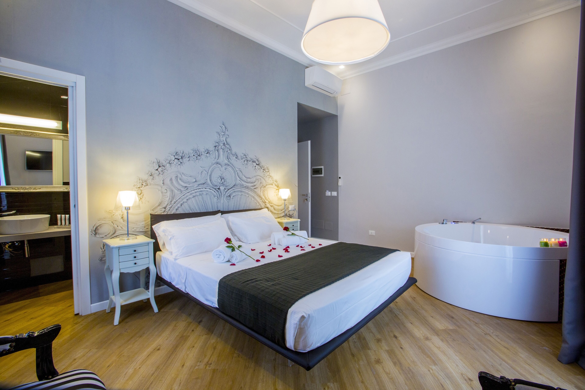 Suite, Jetted Tub