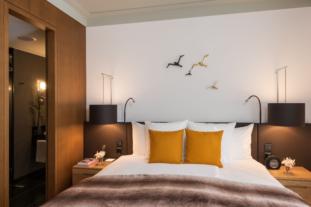 Heritage, Deluxe, King Bed, Lake View