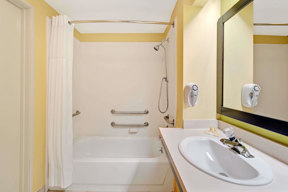 Days Inn & Suites by Wyndham DeSoto 12/44