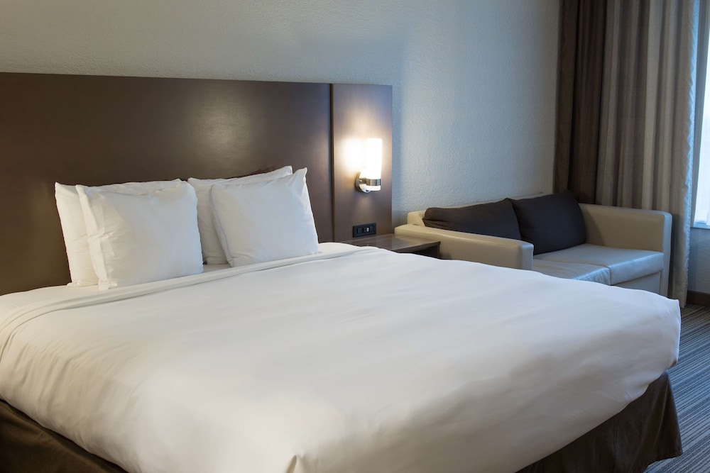 Country Inn & Suites by Radisson, Platteville, WI 17/48