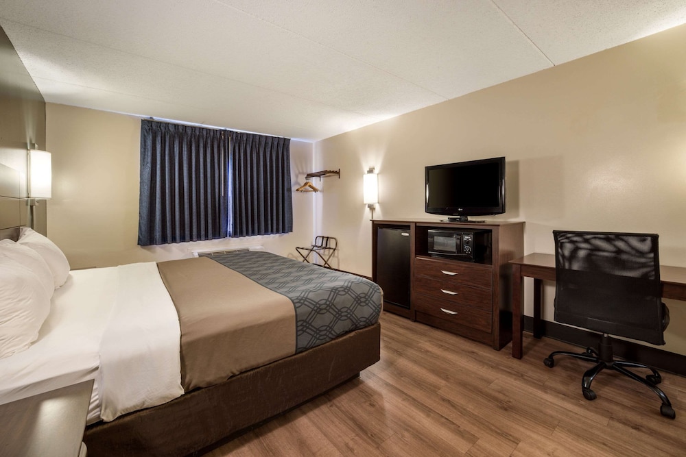 Econo Lodge Darien Lakes 8/46