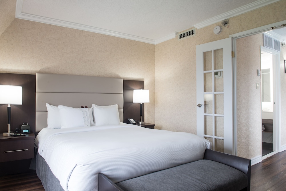 SUITE, QUEEN BED, SOFA