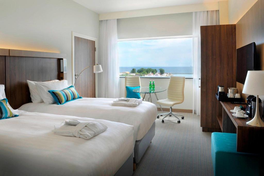 Guest Room, Deluxe, Twin Beds, Sea View, High Floor