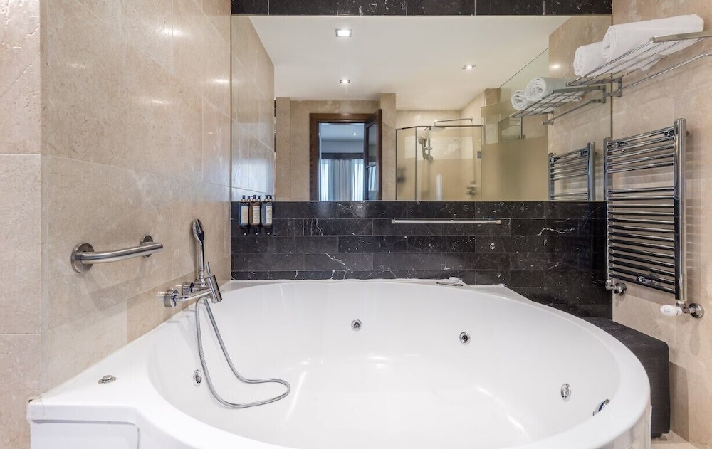 جناح بريميوم مفردة بسرير مزدوج، Eurostars Suites Mirasierra 2/2