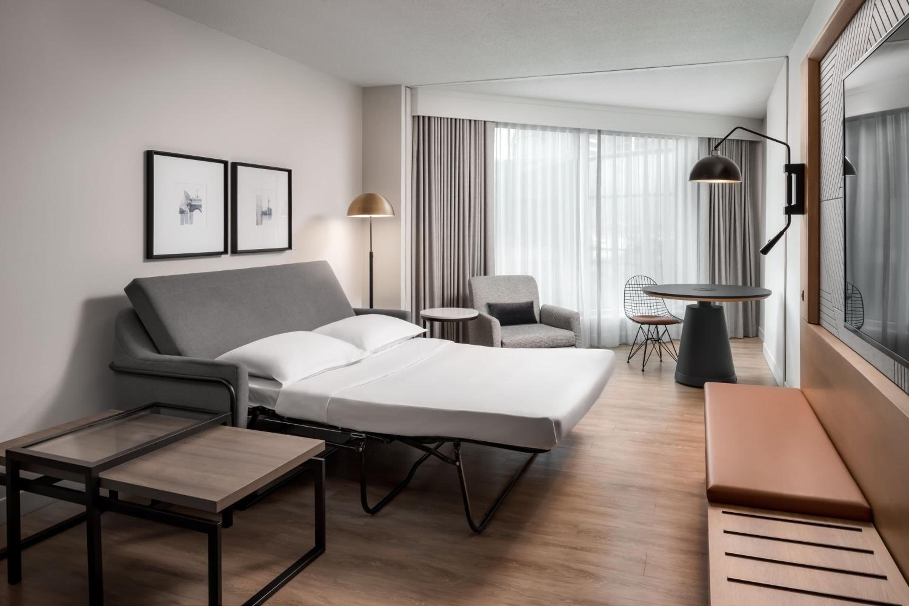 Junior Suite, King Bed, Runway View, Club Lounge Access