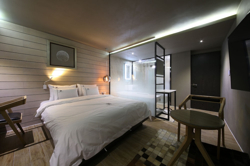 Avenue Hotel 19/41