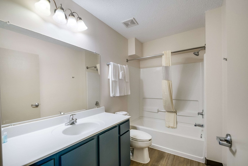 Efficiency, Queen Bed, Ground Floor، Suburban Studios Sterling - Washington Dulles 2/4