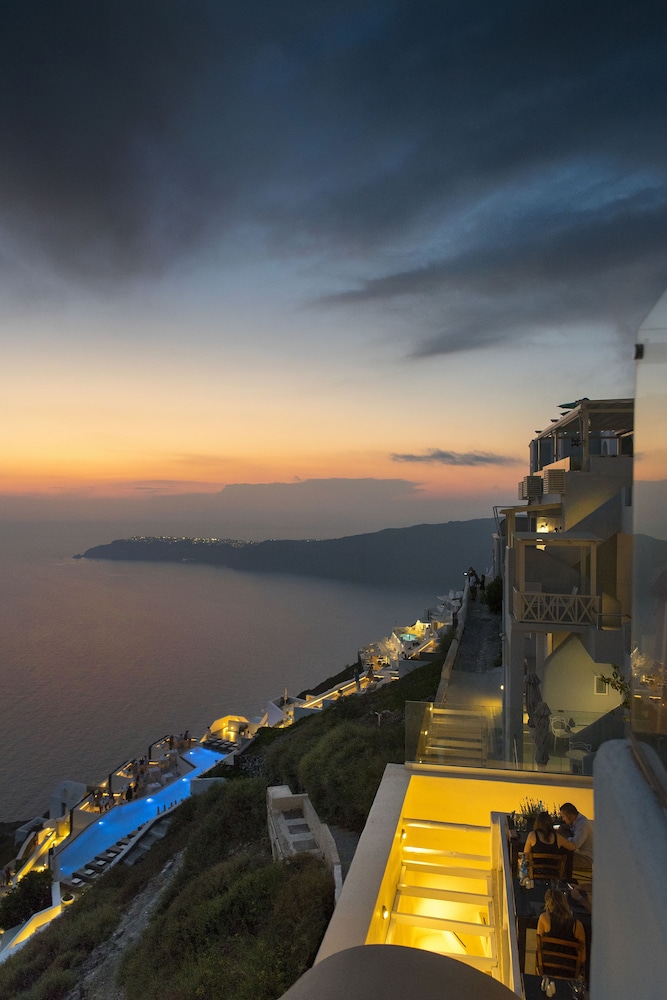 Pearl on the Cliff Santorini 37/50