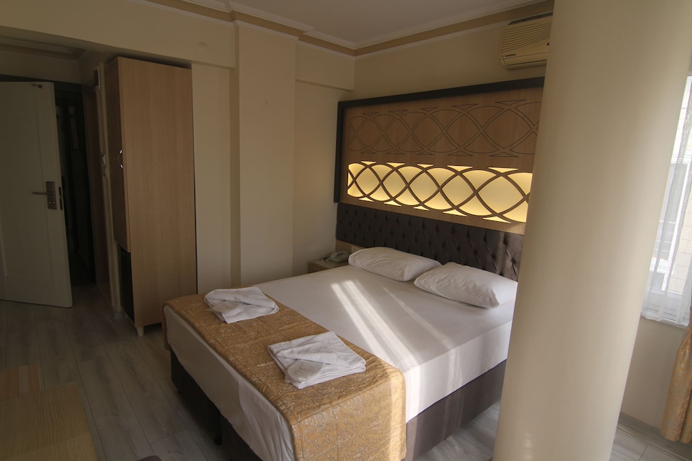 Grand Liza Hotel 11/49