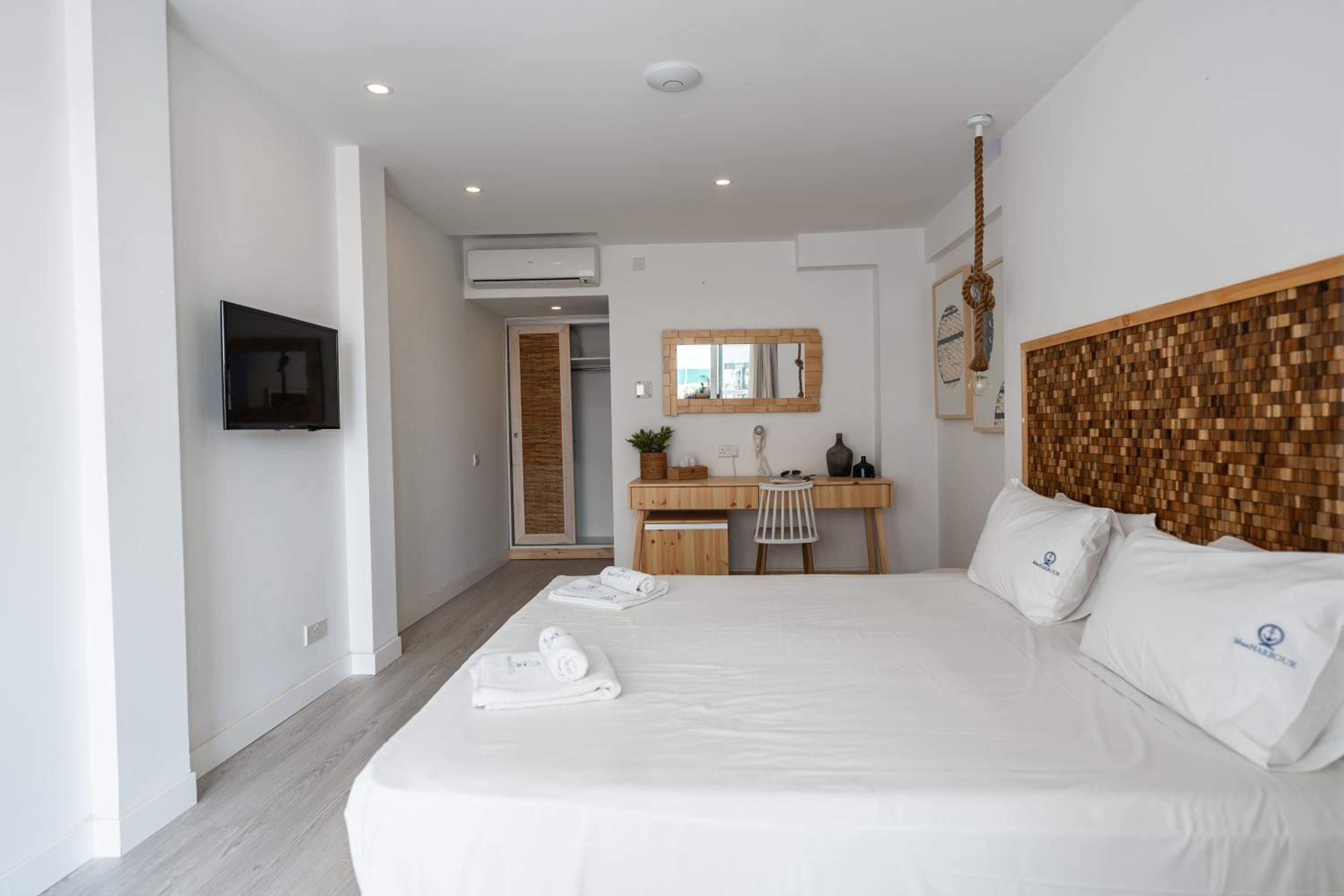 ROOM, DOUBLE BED