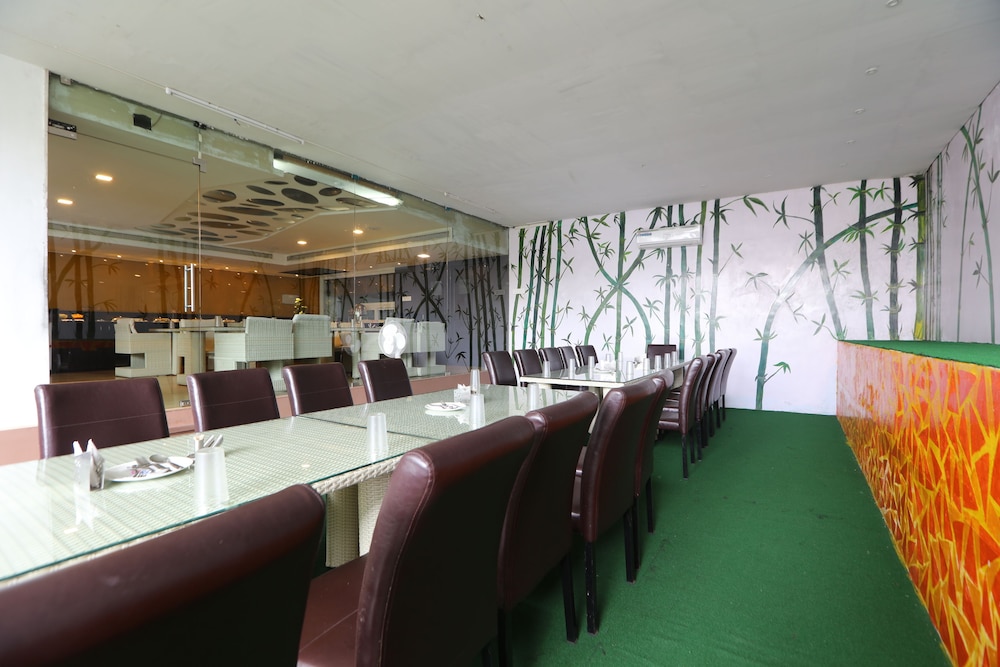 OYO Premium Airport Avinashi Road 12/17