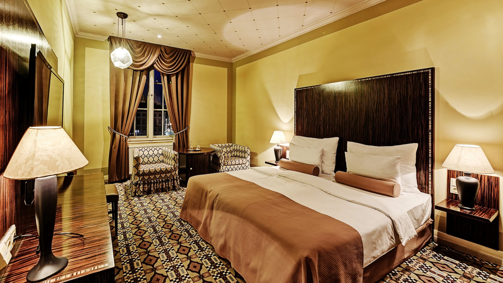 DELUXE, DOUBLE BED