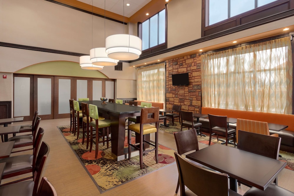 Hampton Inn & Suites Pharr, TX 40/52