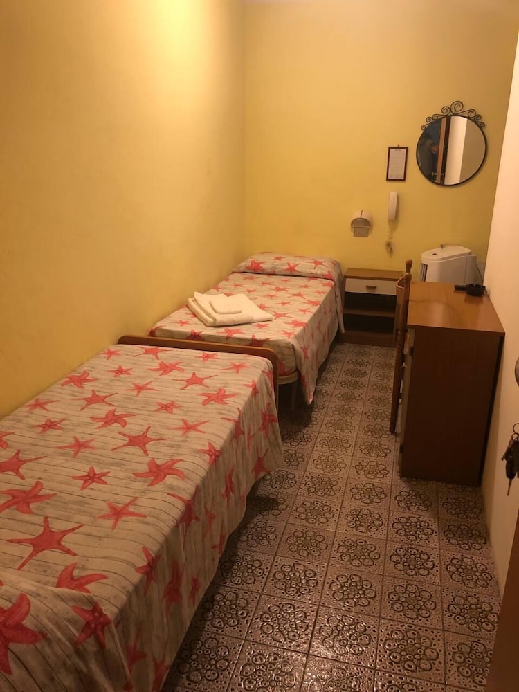 ECONOMY, TWIN BEDS