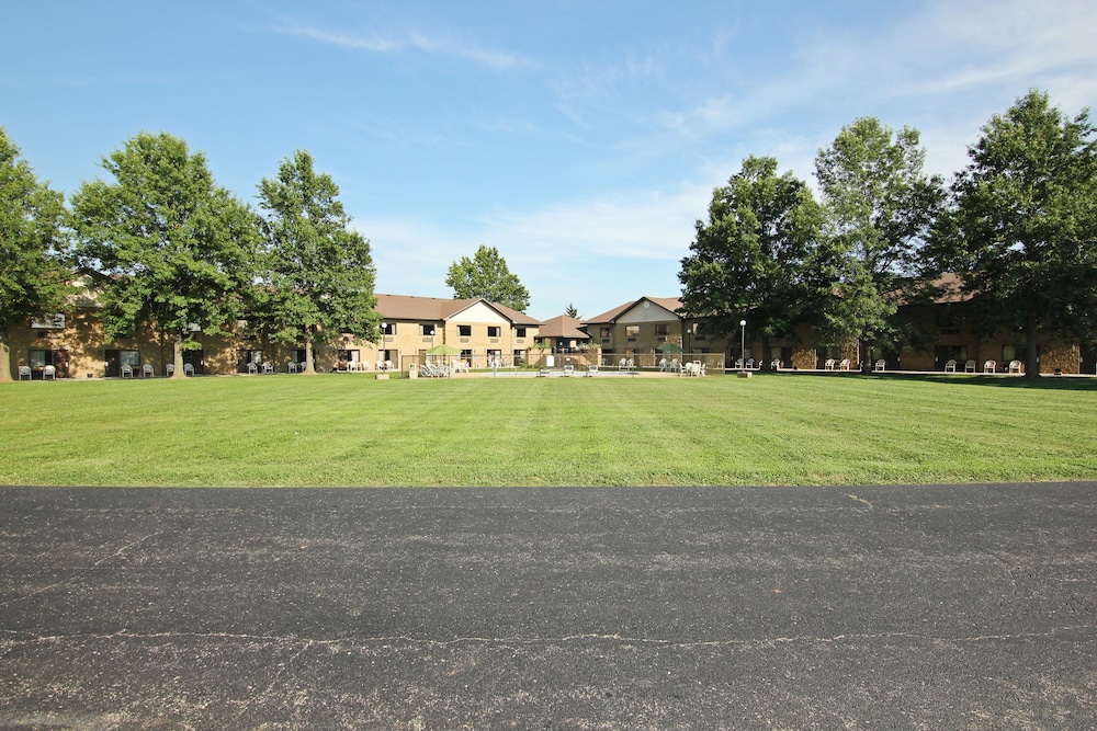 Baymont Inn and Suites by Wyndham Farmington, MO 52/62
