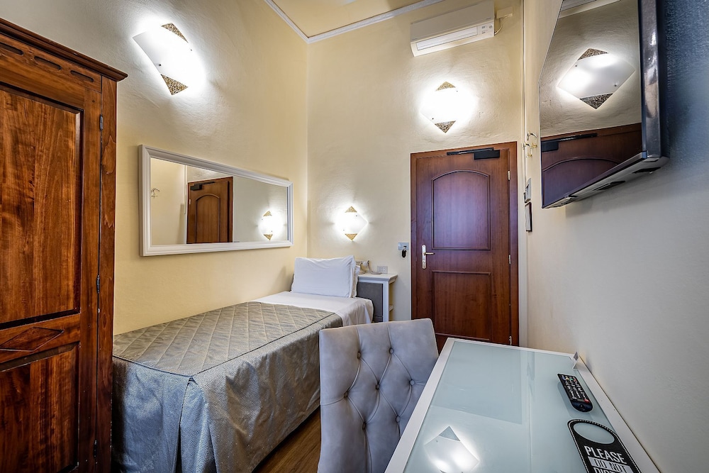 ROOM, SINGLE, EXTERNAL BATHROOM