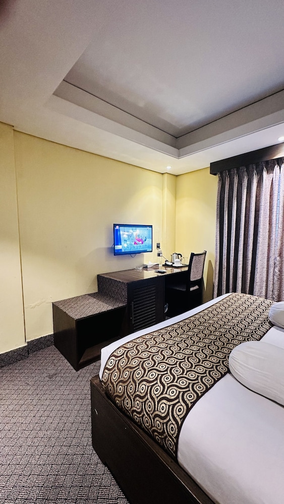 Hotel The Capital 24/50