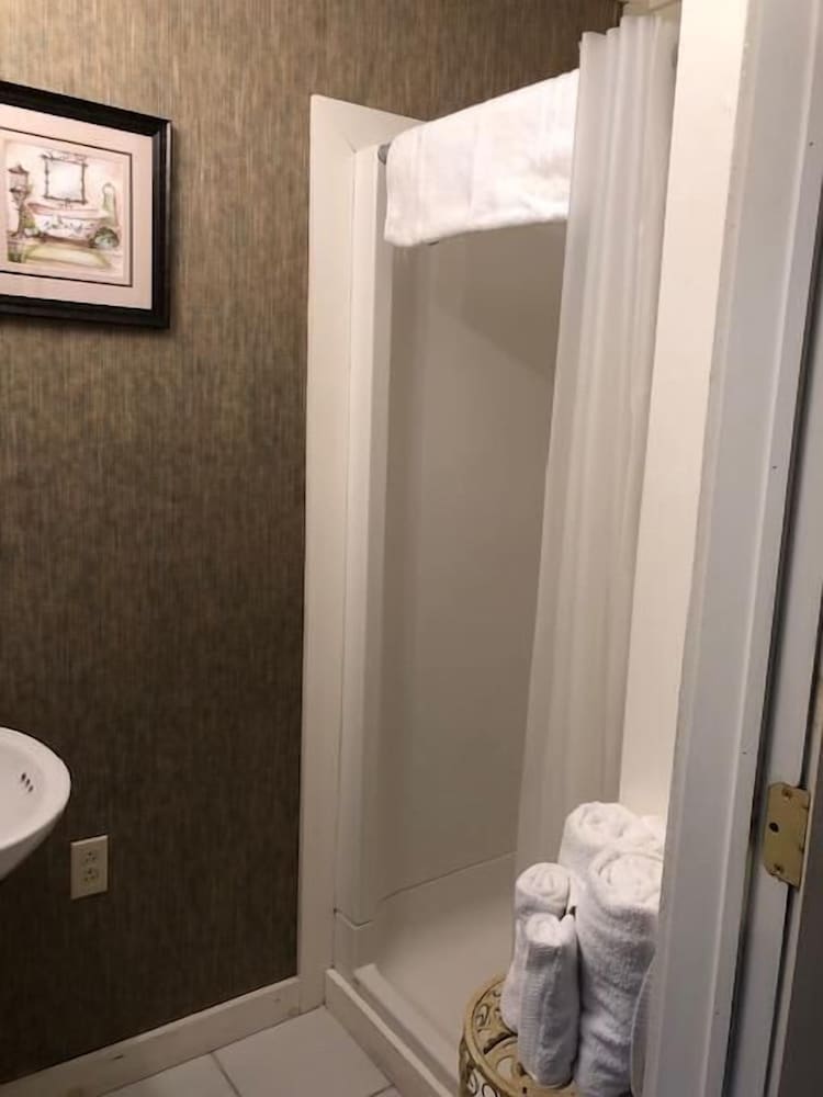 Camelot Restaurant Inn 49/50